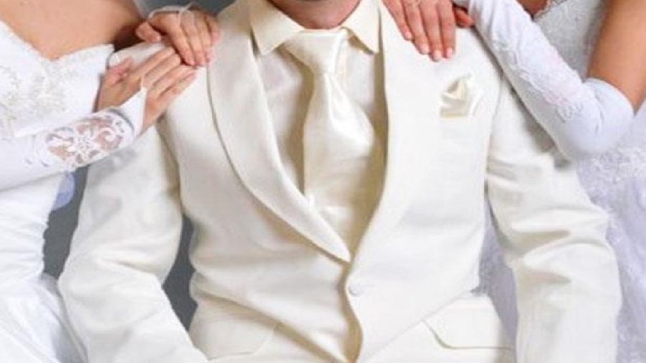 رجل يتزوج امرأتين في حفل زفاف واحد: لا استطيع التخلي عنهما