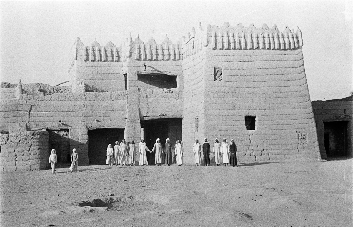 صورة جمالية أمام بوابات الحصن بنجران