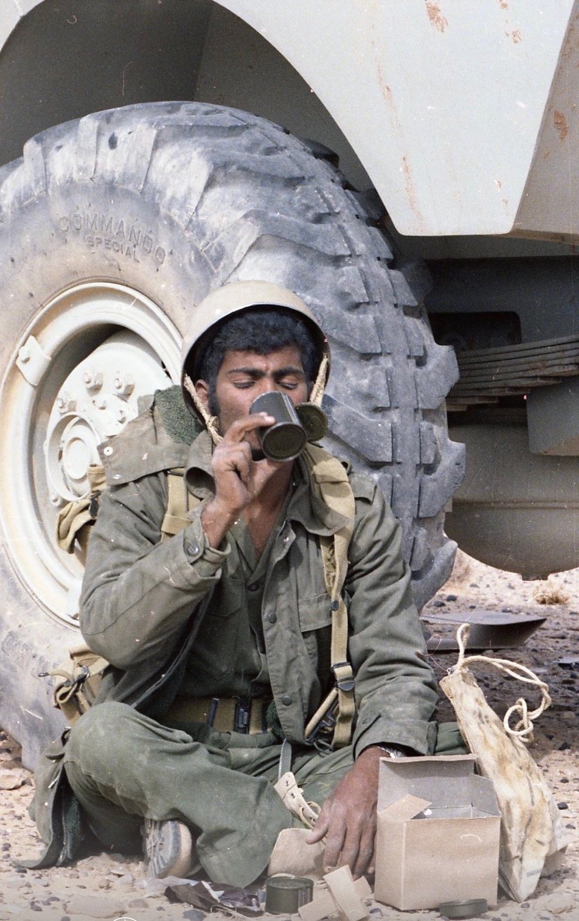 استراحة جندي خلال مناورة للحرس الوطني قبل 45 عام