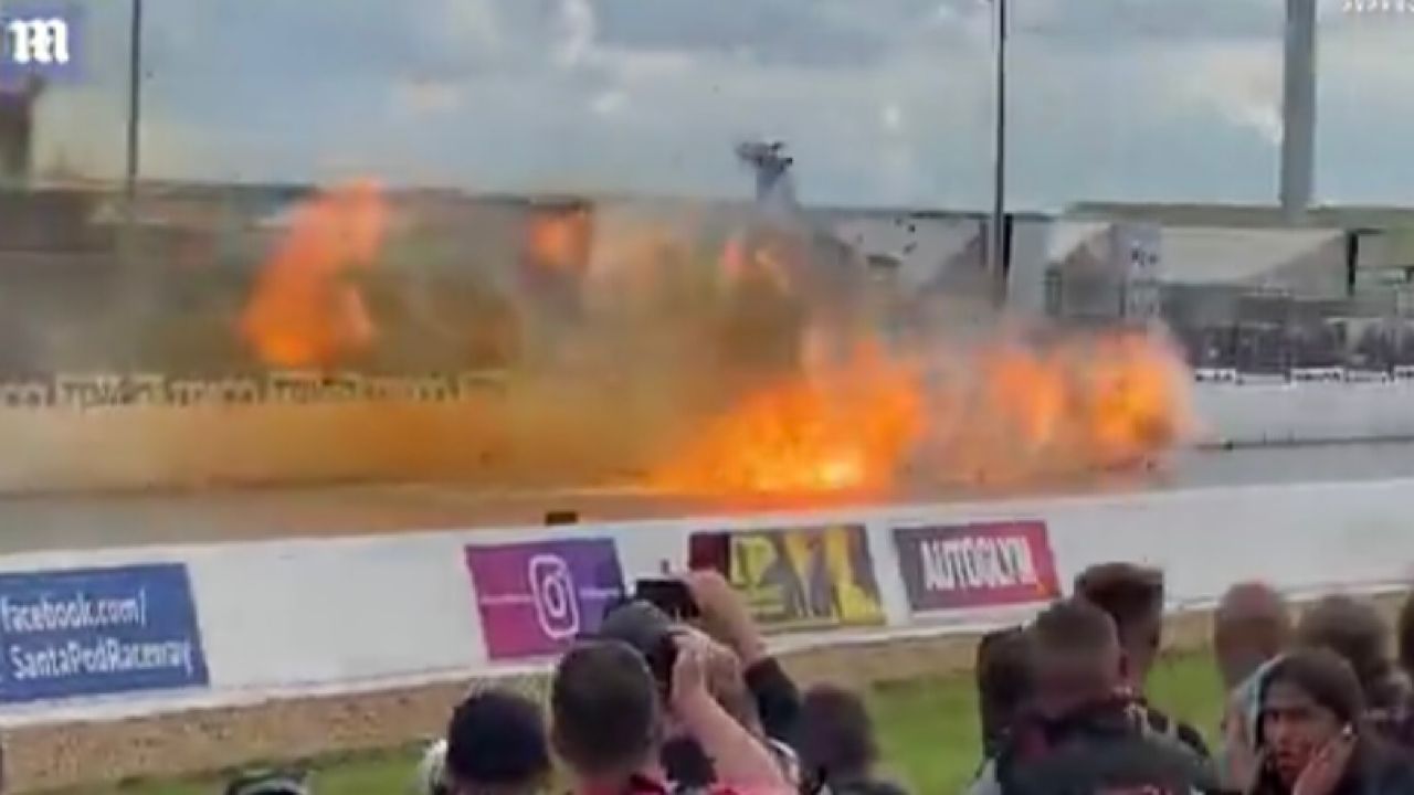 بالفيديو.. سيارة سباق تحترق بعد ثوان من الانطلاق