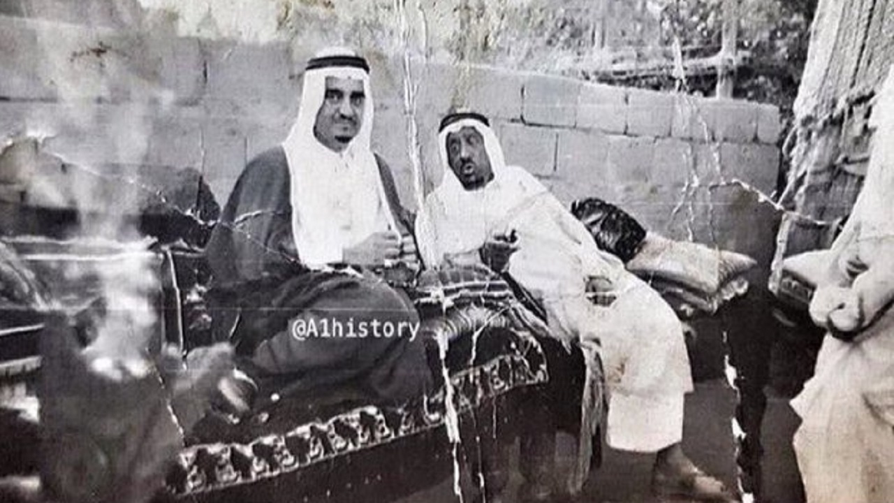 صورة قديمة للملك فهد بجوار الأمير تركي الأحمد السديري قبل 60 عاما
