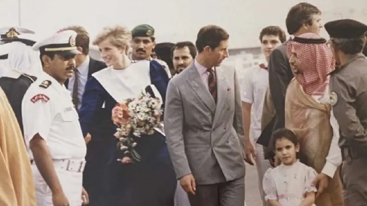 قصة الطفلة السعودية التي قدمت زهور للأميرة ديانا قبل 36 عاما