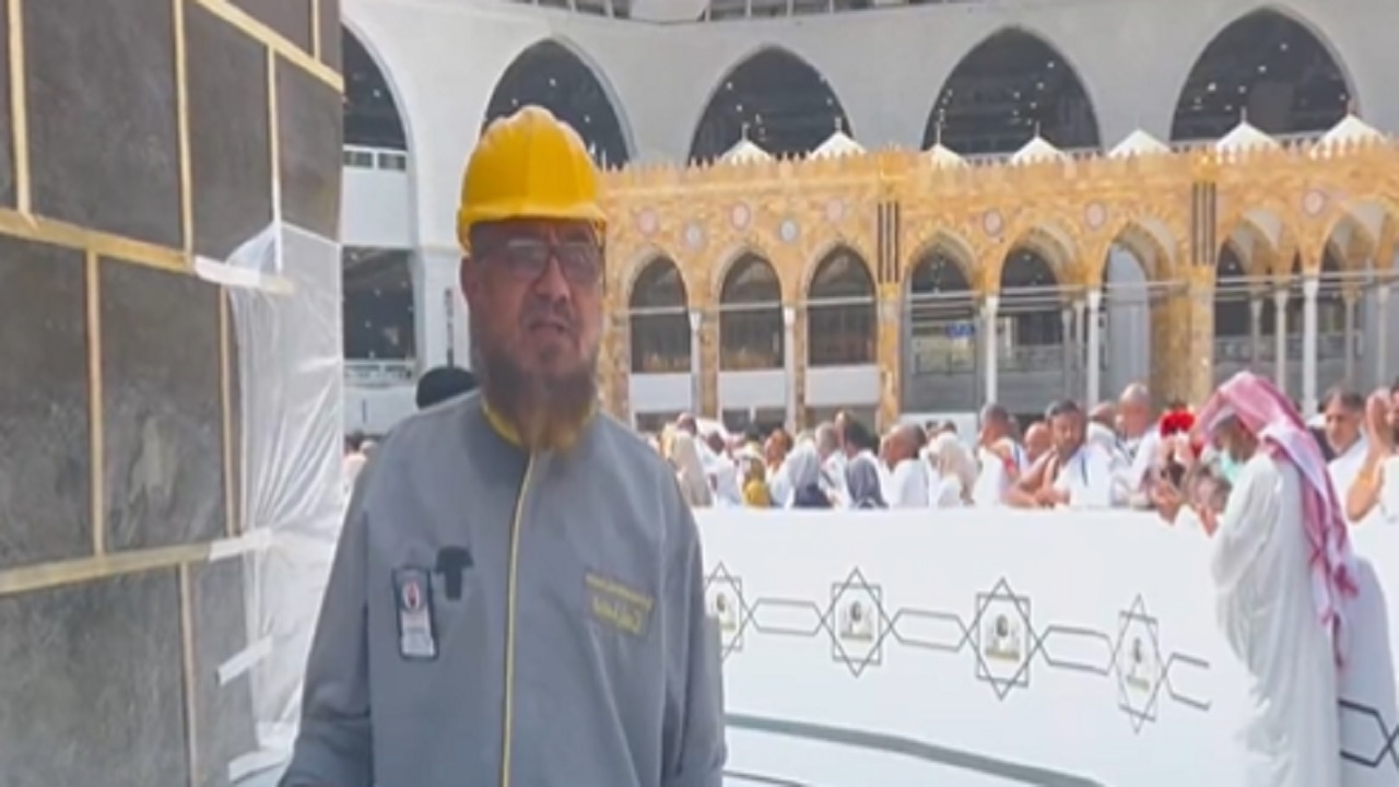 بالفيديو.. عامل في المسجد الحرام مفتخرا بعمله: أنا أبغى موت هنا