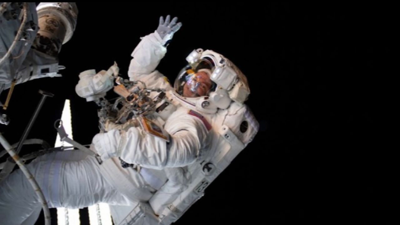 طريقة استحمام رواد الفضاء رغم انعدام الجاذبية
