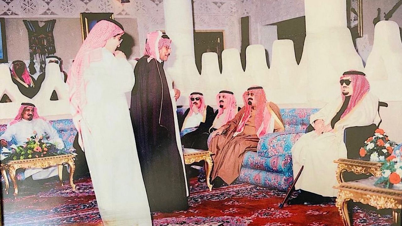 صورة تاريخية نادرة جمعت بين خادم الحرمين الشريفين وأحد الملوك والأمراء