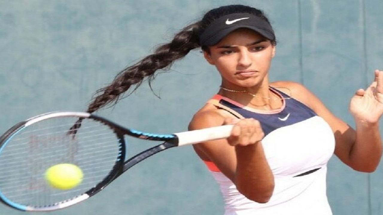 لاعبة التنس يارا الحقباني على غلاف مجلة VOGUE العربية