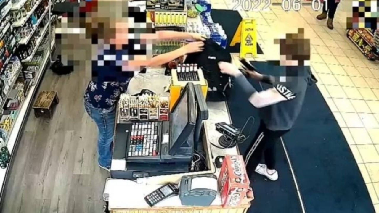 شاهد: شاب يسرق محطة وقود تحت تهديد السلاح ويلوذ بالفرار