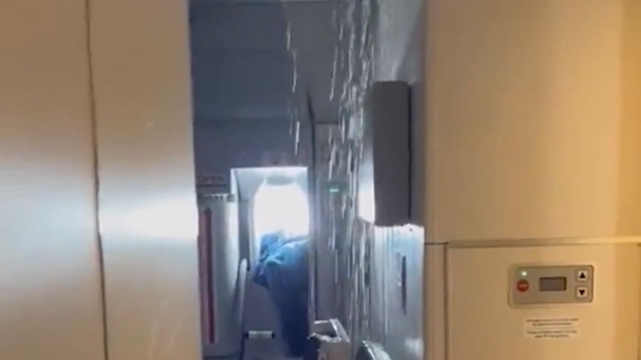 بالفيديو .. خلل في خزان طائرة أدى  إلى تسرب مياه كبير داخلها