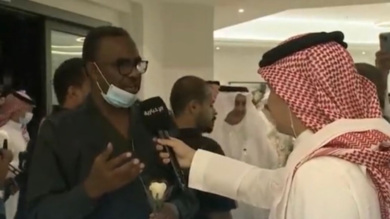 بالفيديو .. حاج سوداني يعبر عن مشاعره بأبيات شعرية لحظة وصوله إلى جدة