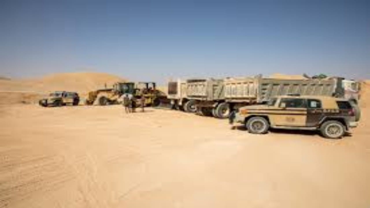 ضبطُ 10 مخالفين لنظام البيئة لنقلهم الرمال وتجريف التربة دون ترخيص في تبوك