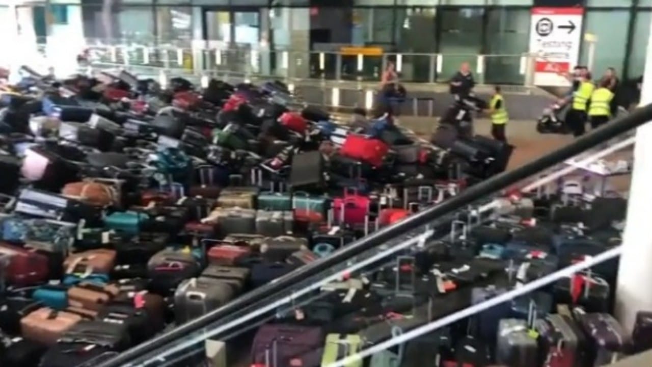 شاهد..  تكدس الحقائب في مطار هيثرو بلندن بسبب تعطل النظام