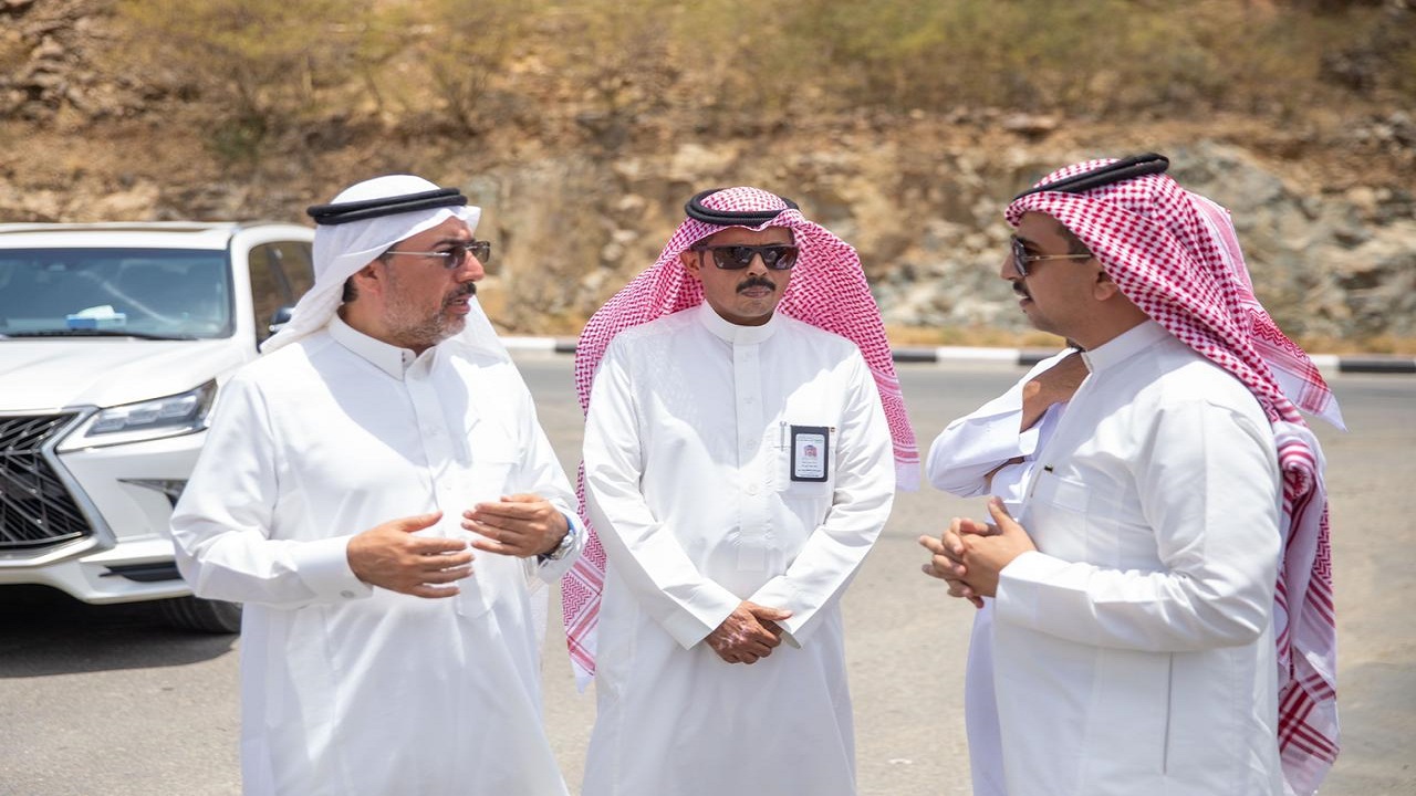 أمين عسير يقف على مشاريع توسعة طريقي المستشفى العام والجامعة برجال ألمع