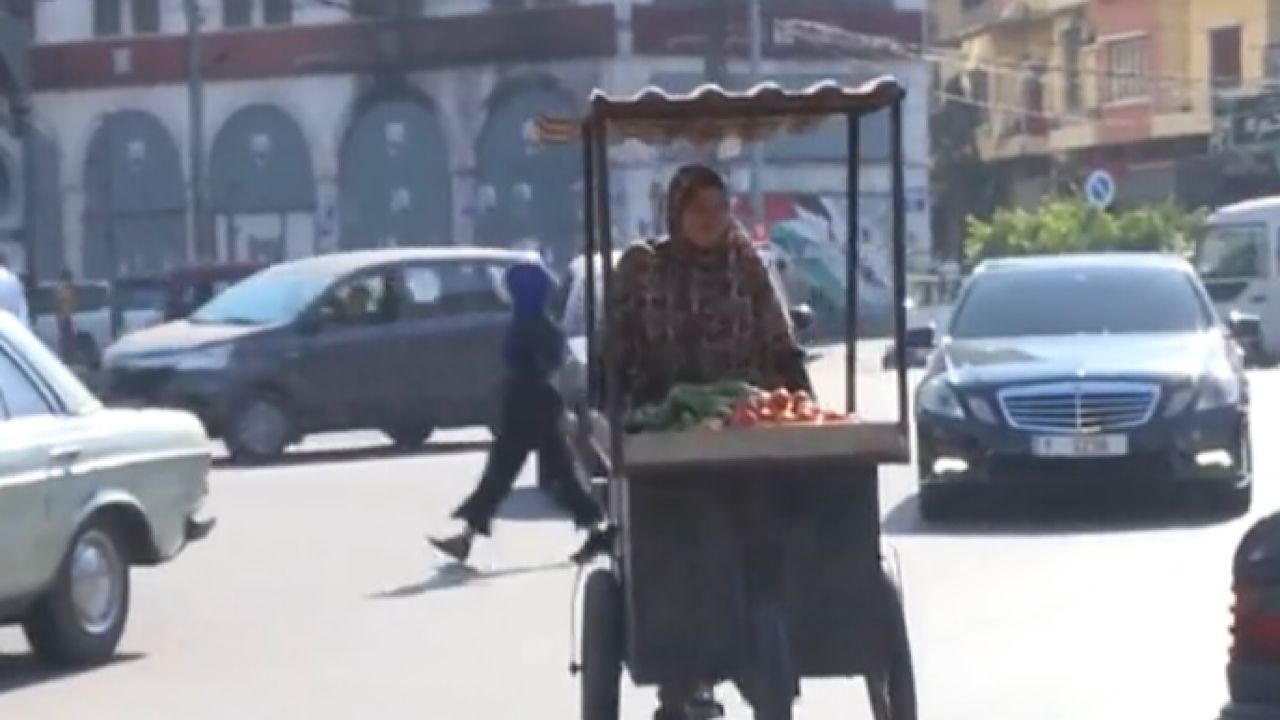 بالفيديو .. فتاة تجوب الشوارع بعربة خضار وفاكهة