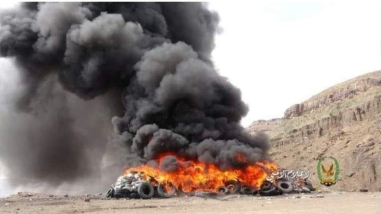 موجة سخرية من الحوثي بعدما أحرقوا إطارات سيارات على إنها 40 طن حشيش