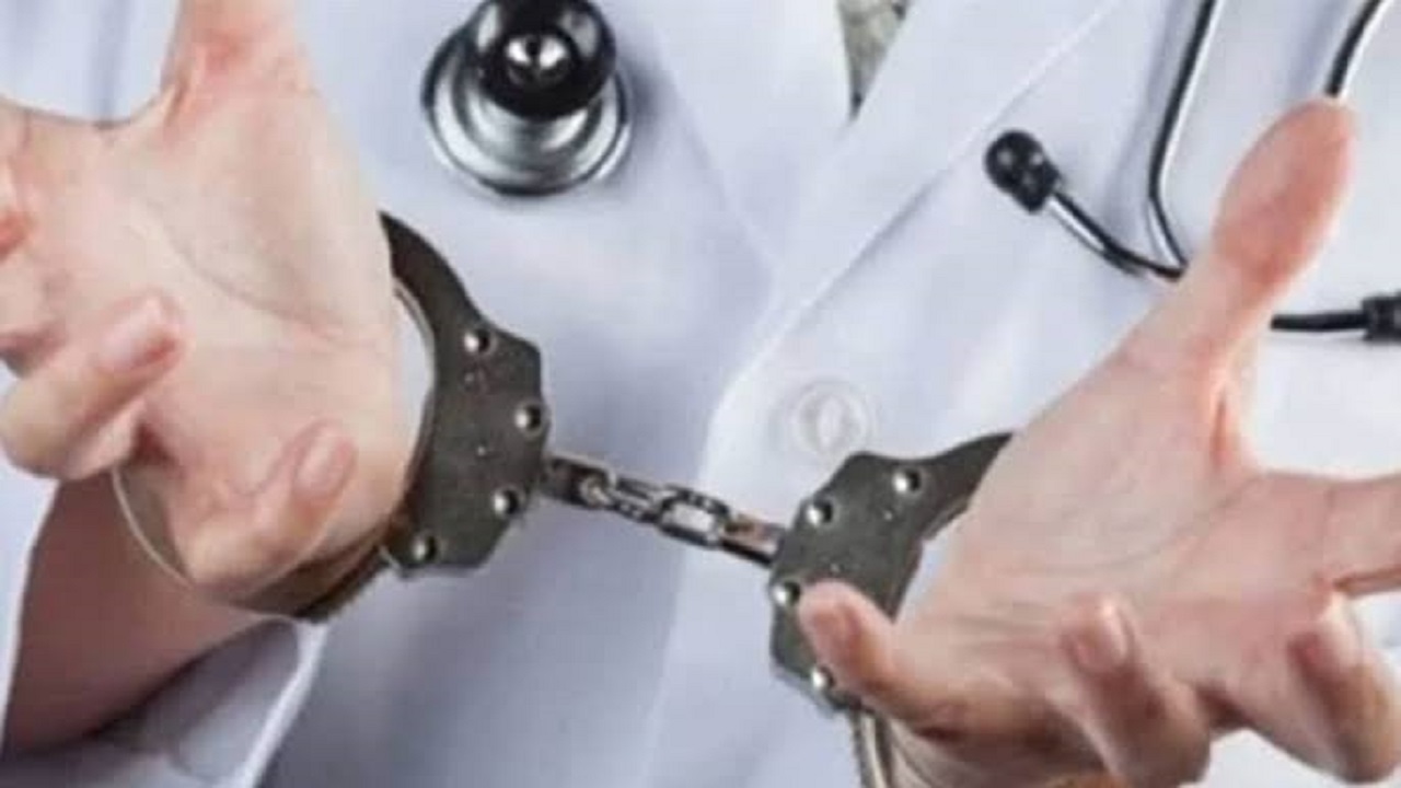 ضبط مساعد طبيب تحرش بامرأة أثناء العلاج الطبيعي