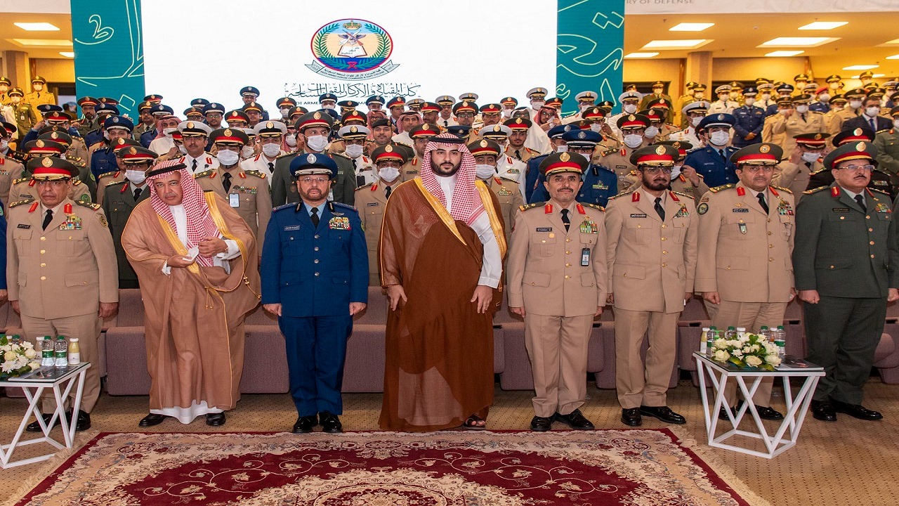 نيابةً عن ولي العهد..نائب وزير الدفاع يرعى حفل تخريج طلبة كلية القيادة والأركان للقوات المسلحة
