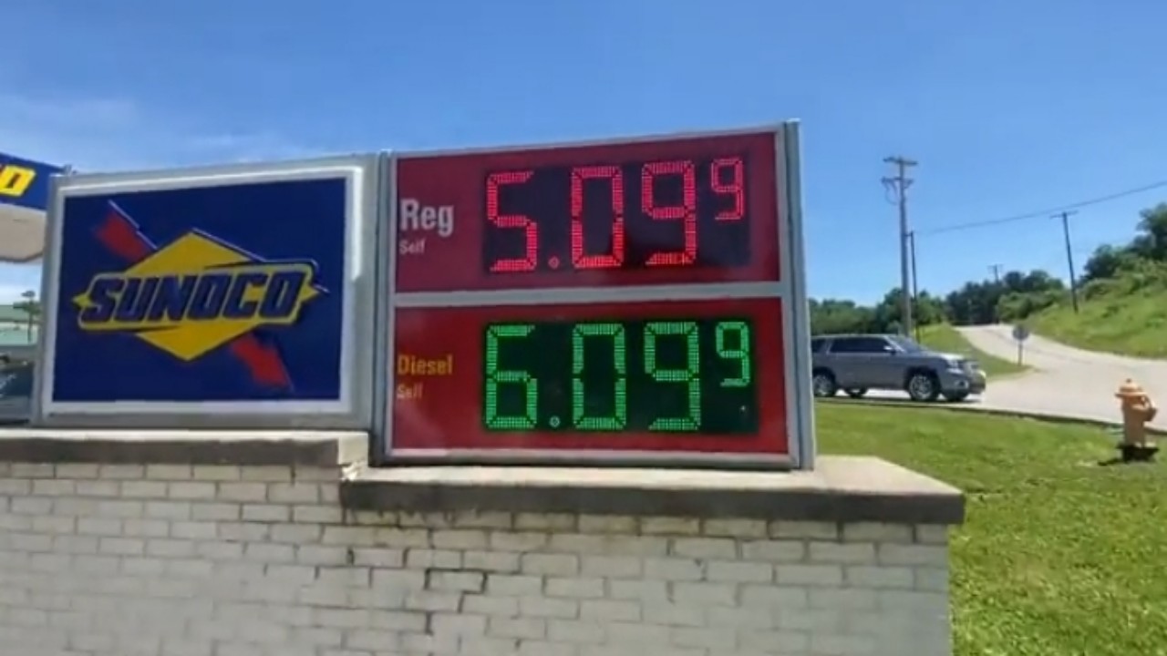 بالفيديو.. سعر البنزين بأمريكا يتخطى مستوى 5 دولارات للجالون