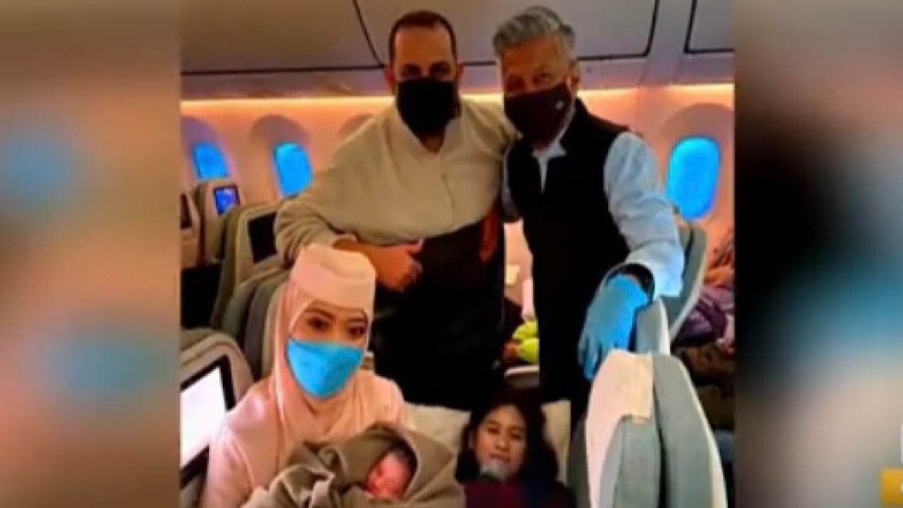 طبيب يتطوع لإجراء عملية ولادة داخل طائرة ( فيديو )
