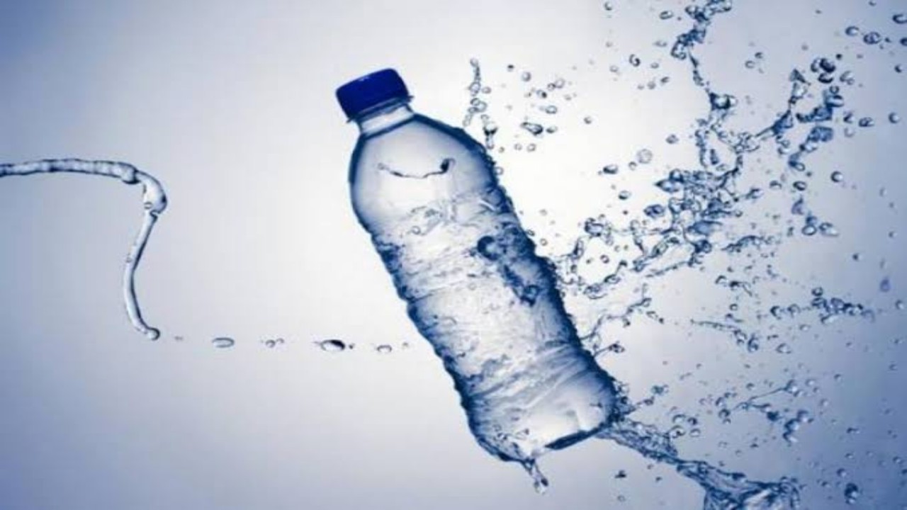 الصحة الخليجي: شرب المياه من العلب البلاستيكية غير مضر