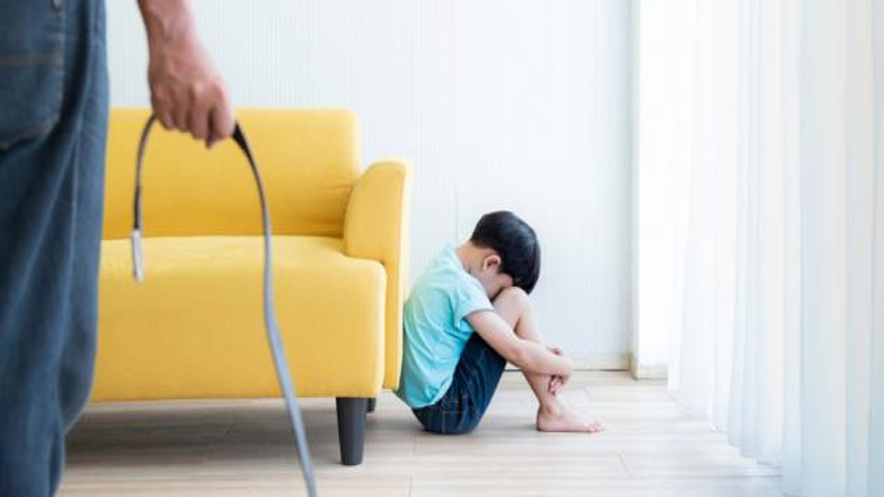 أم تقتل ابنها بمساعدة صديقها!