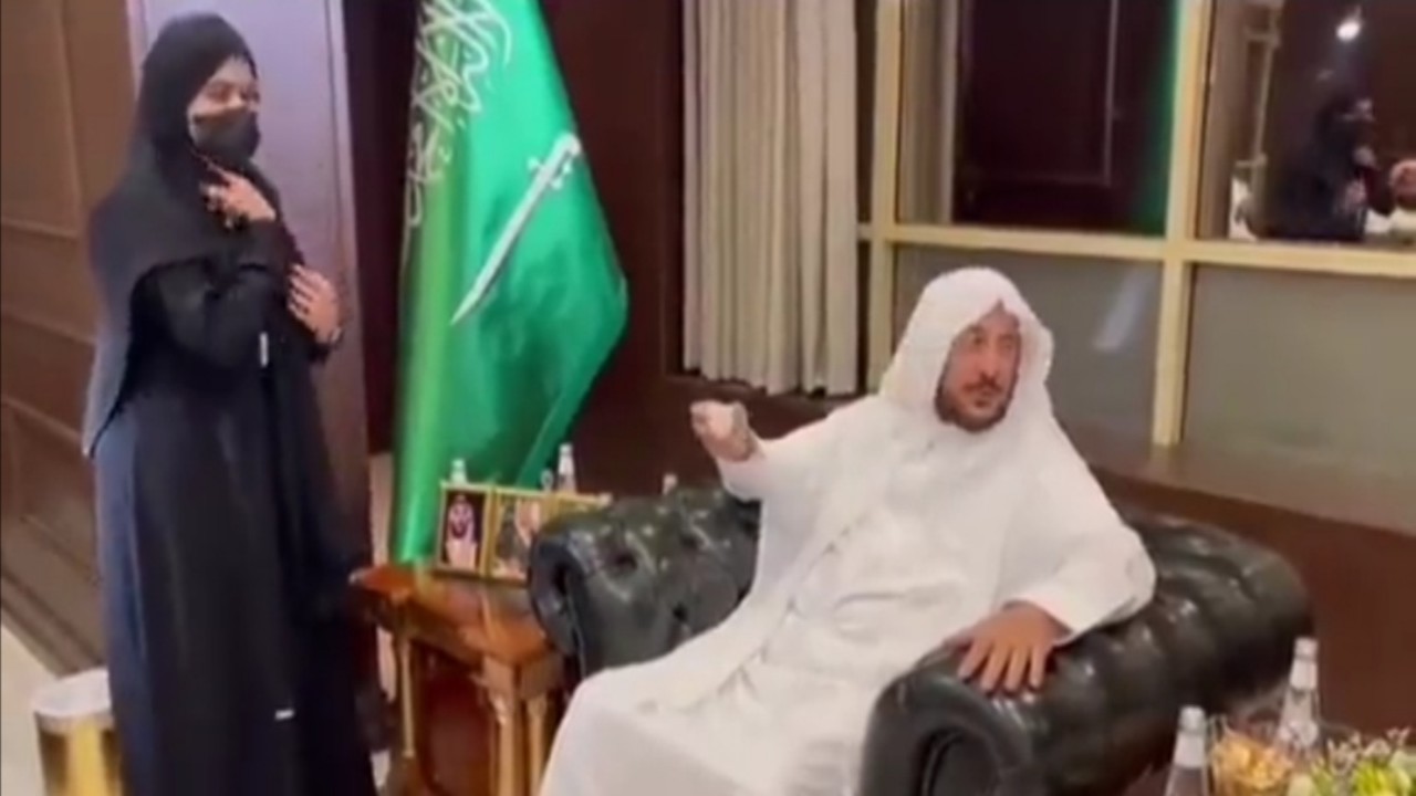 شاهد.. وزير الشؤون الإسلامية يكلف أول مديرة للإعلام والعلاقات العامة في مكة المكرمة