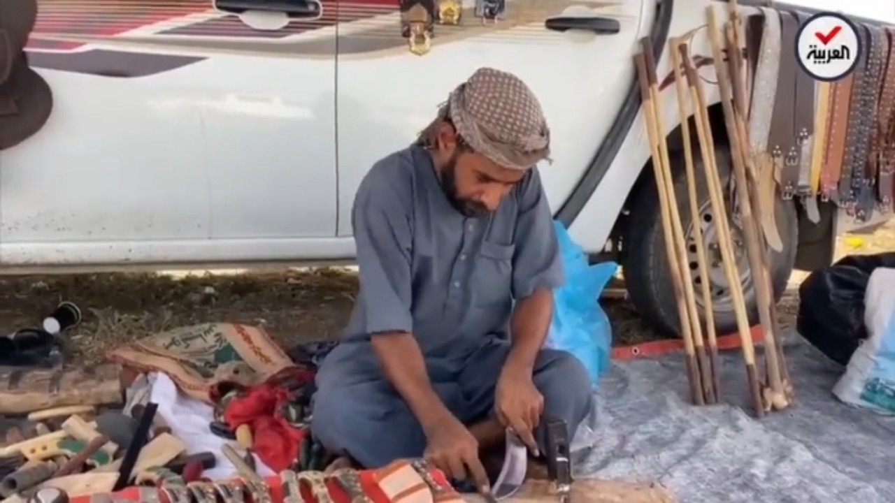 ‏بالفيديو.. وصيّة قديمة تُعيد مواطن لحرفة صنع الخنجر في بيش