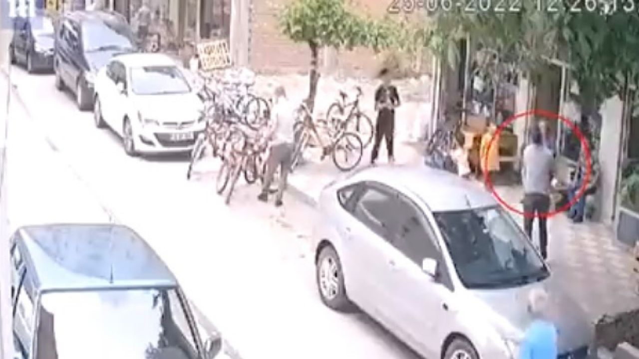 بالفيديو.. سقوط طفل رضيع على ظهر أحد المارة بالشارع