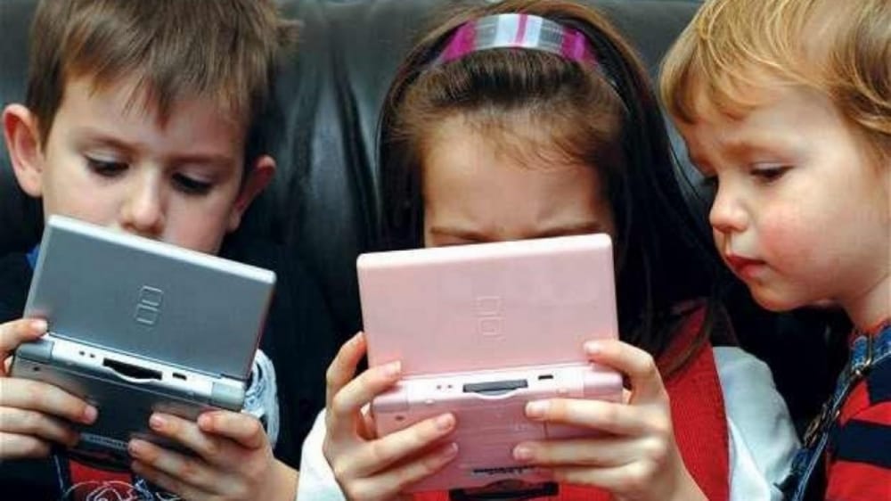 دراسة: الأجهزة الذكية تؤثر على صحة وسعادة الأطفال