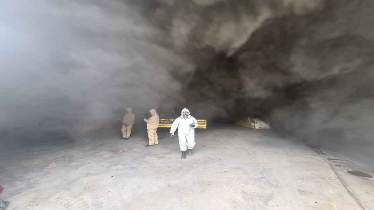 بالصور.. اندلاع حريق في مستودعين بالرياض