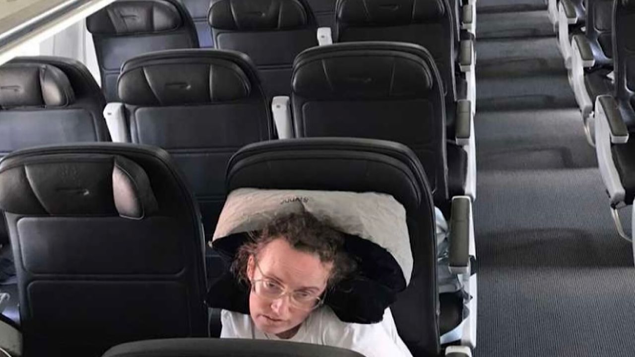 مسافرة من ذوي الاحتياجات الخاصة تُترك وحيدة في الطائرة