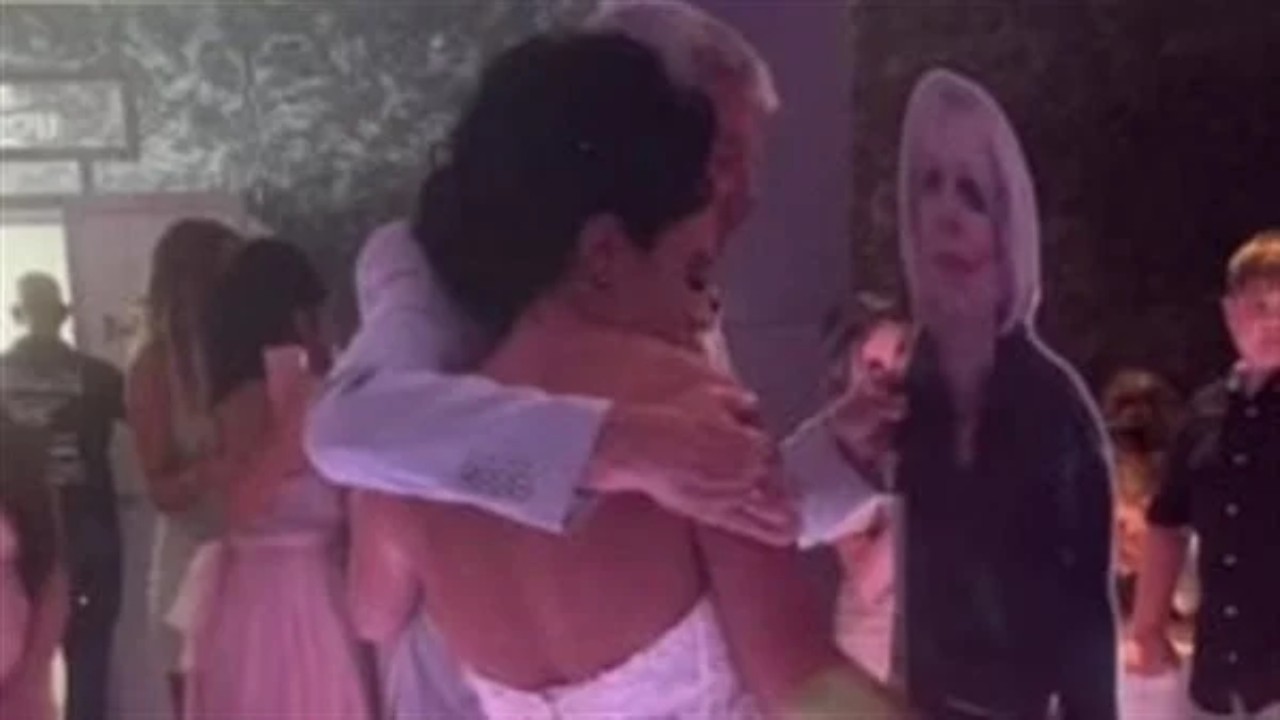 عروس تصنع مجسم لوالدتها المتوفية وترقص معها في حفل زفافها