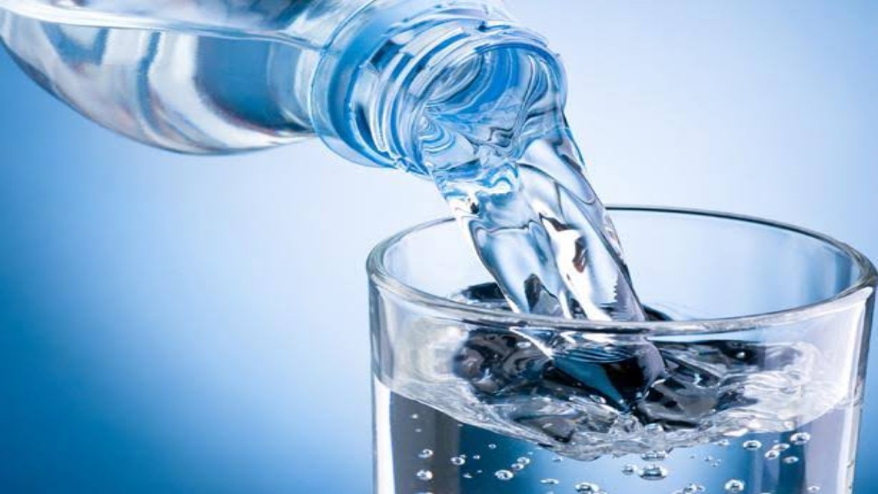 نصائح بعدم شرب المياه المعدنية في الجو الحار
