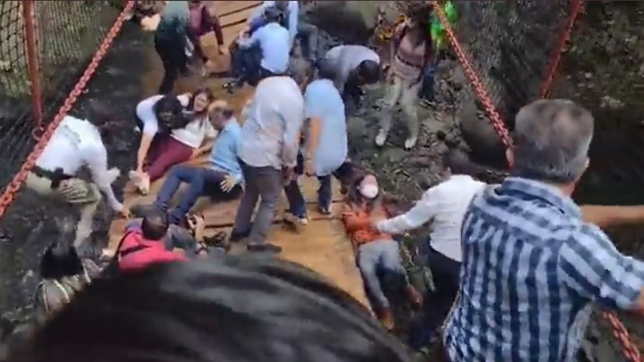 بالفيديو.. انهيار جسر معلق أثناء مرور عدد من المسئولين عليه