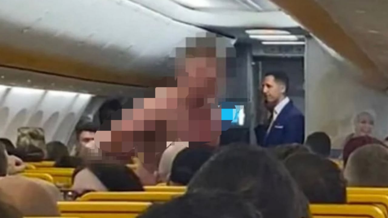 رجل يخلع ملابسه ويصرخ في ركاب طائرة