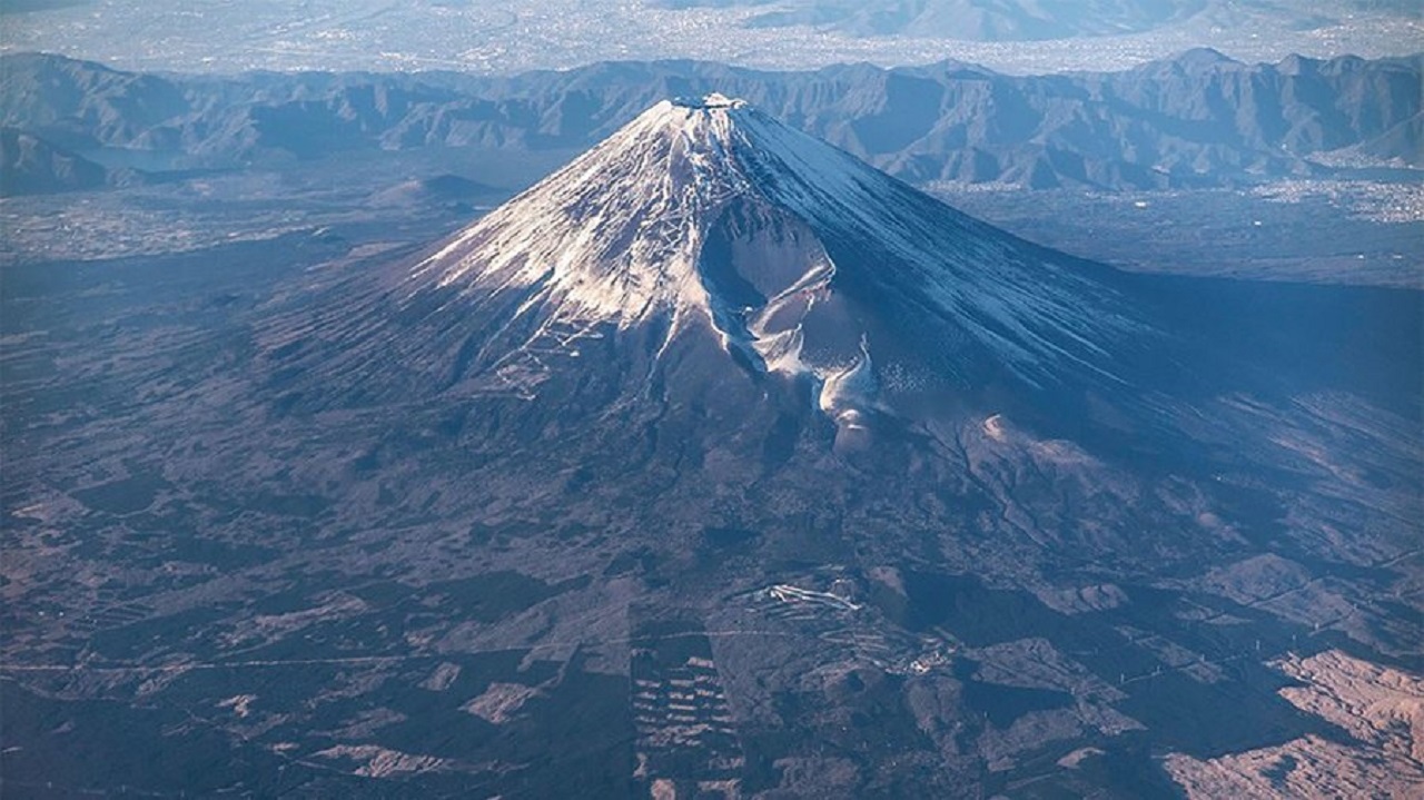 اليابان تستعد لاحتمال ثوران بركان جبل فوجي