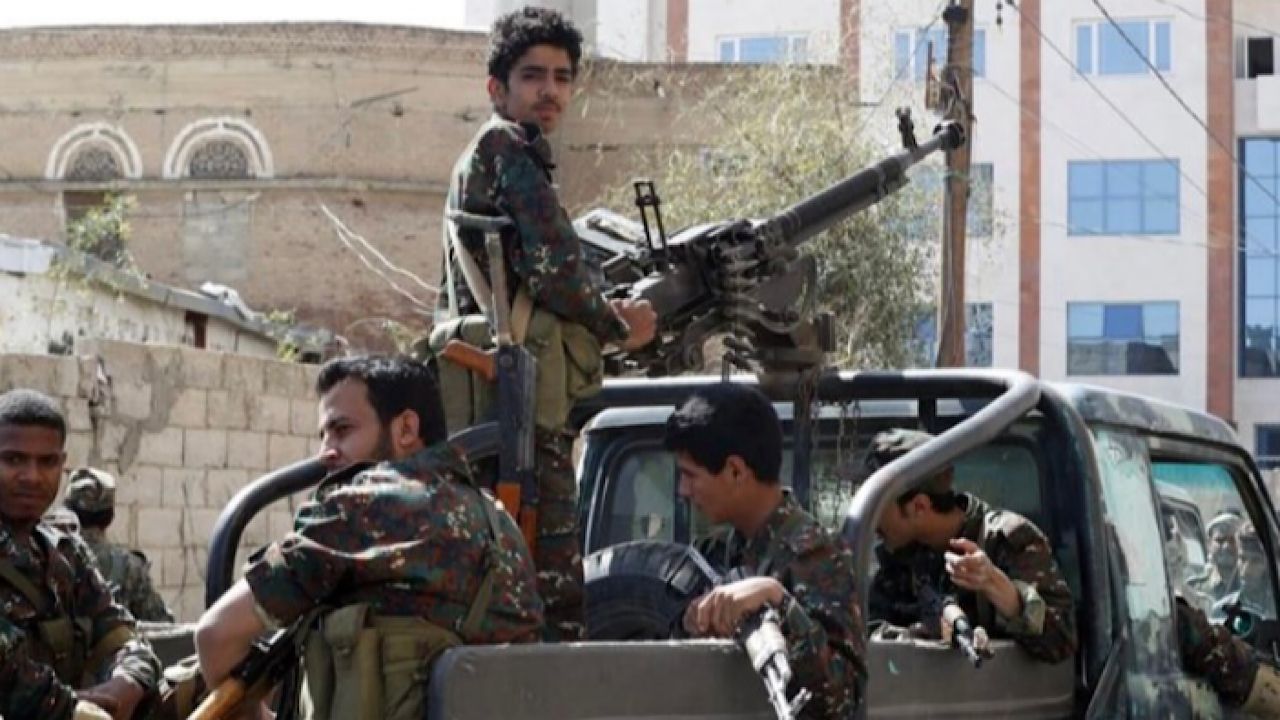 الحوثي الإرهابية تقيل قياداته وتختطف ضباطاً