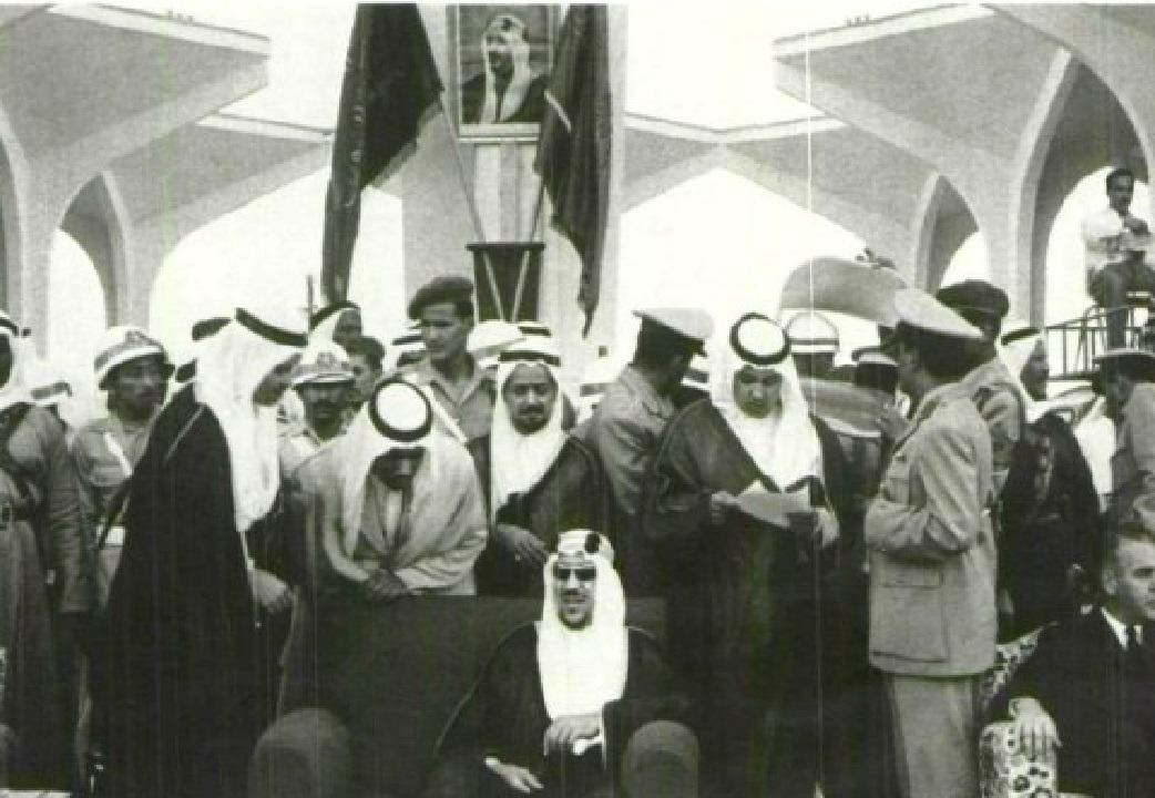 صورة قديمة للملك سعود من حفل افتتاح مطار الظهران