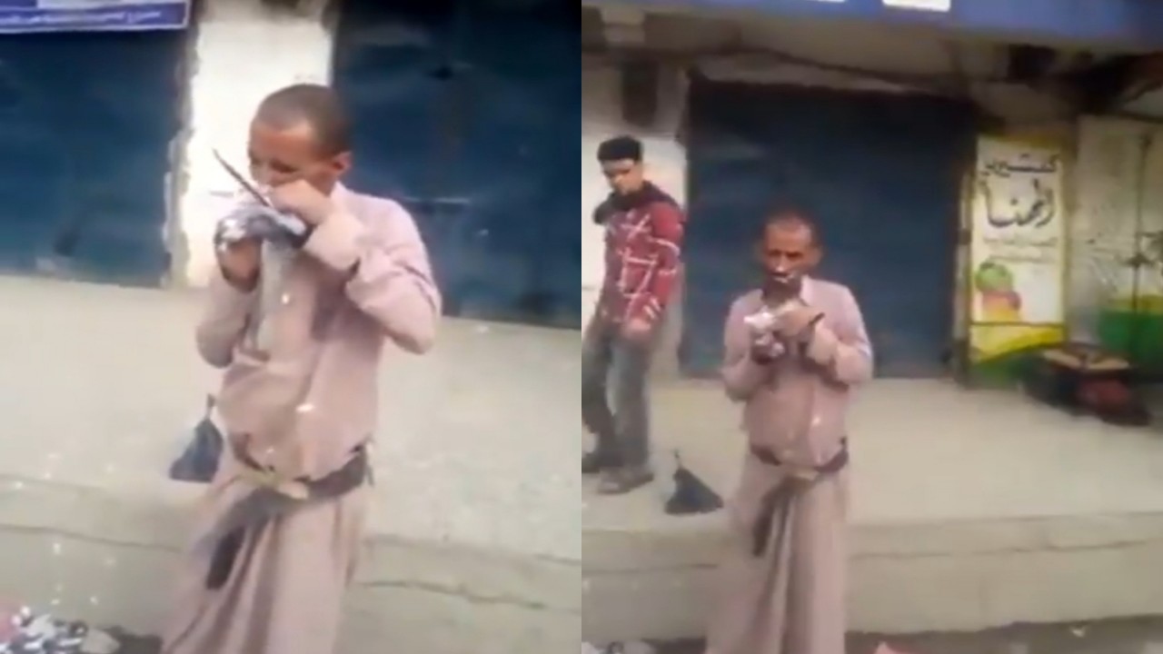بالفيديو.. شاب يمني يثير الجدل بأكل حمامة نيئة وسط الشارع