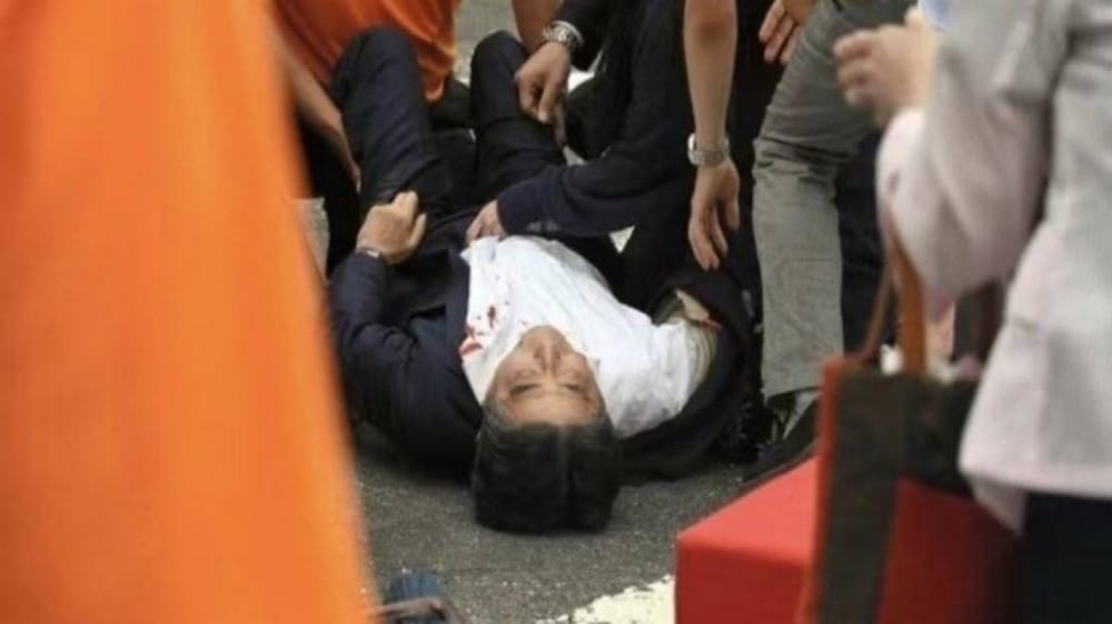 بالفيديو والصور.. إصابة رئيس الوزراء الياباني السابق إثر تعرضه لهجوم مسلح