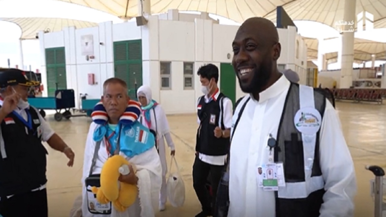 بالفيديو.. لاعب الاتحاد السابق يخدم الحجاج في مطار الملك عبدالعزيز