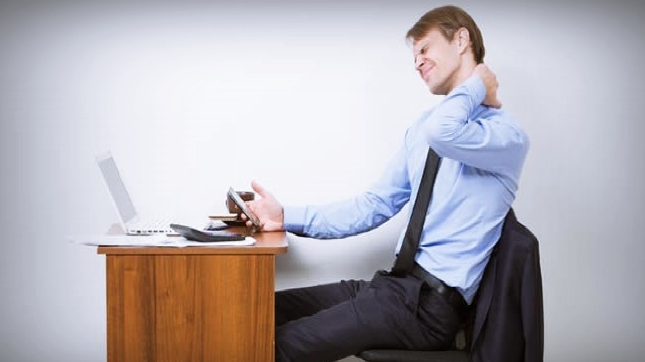 5 مخاطر صحية تحدث بسبب الجلوس لفترة طويلة