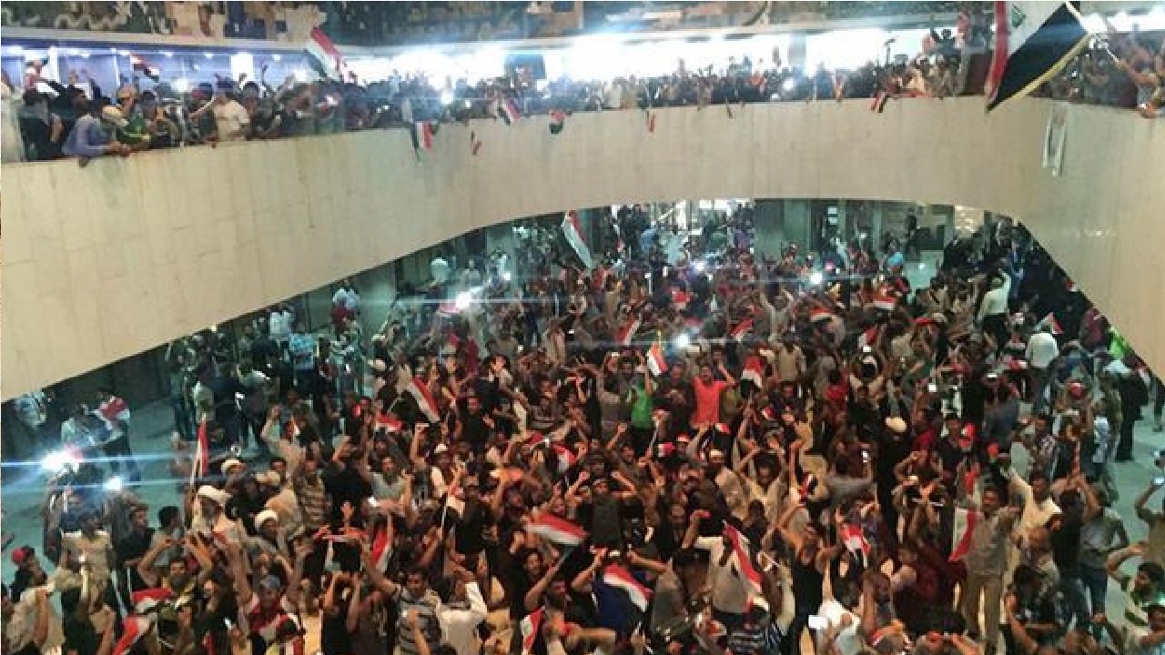 بالفيديو.. اقتحام البرلمان العراقي من حشود التيار الصدري