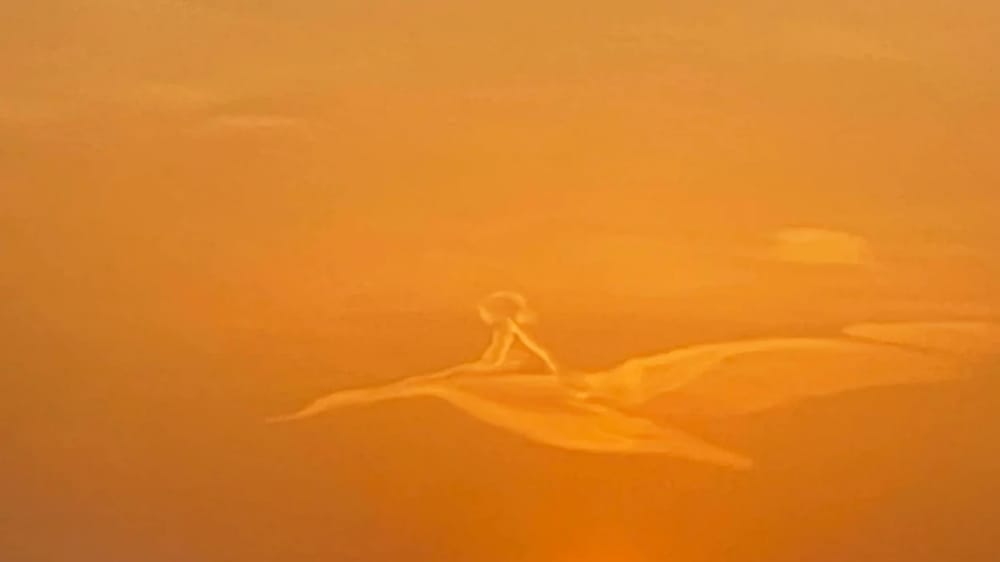 شاهد.. لقطات ساحرة لغيمة تشكلت على هيئة طفل فوق سماء الرياض
