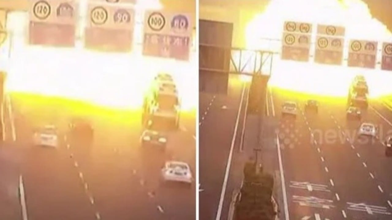 انفجار شاحنتين على طريق سريع بسبب كرة ضخمة 