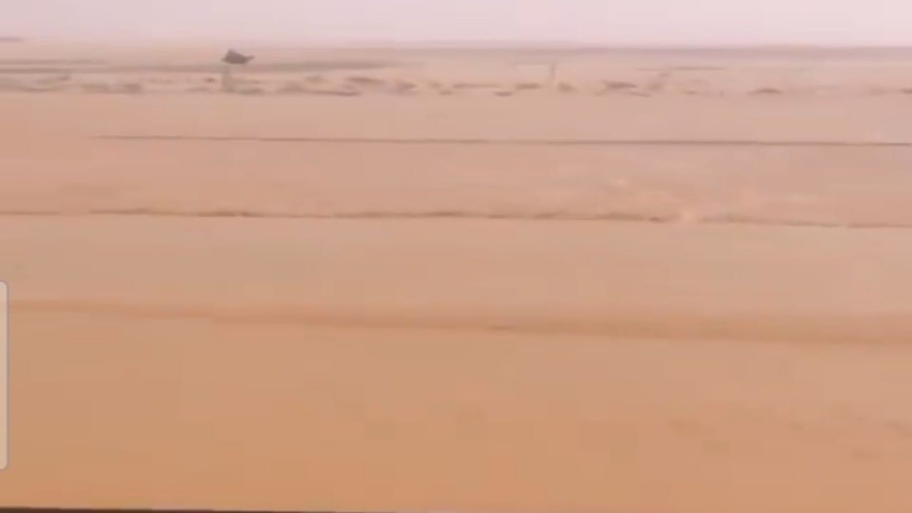 شاهد.. مياه الأمطار والسيول تقطع الطريق الرابط بين ‎شقراء و المجمعة