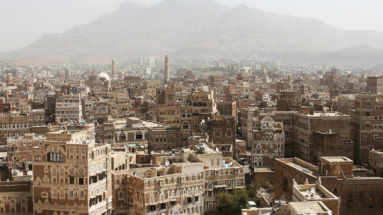 خطيب حوثي يسيء للنبي ﷺ..ومصلون يردون بأحذيتهم