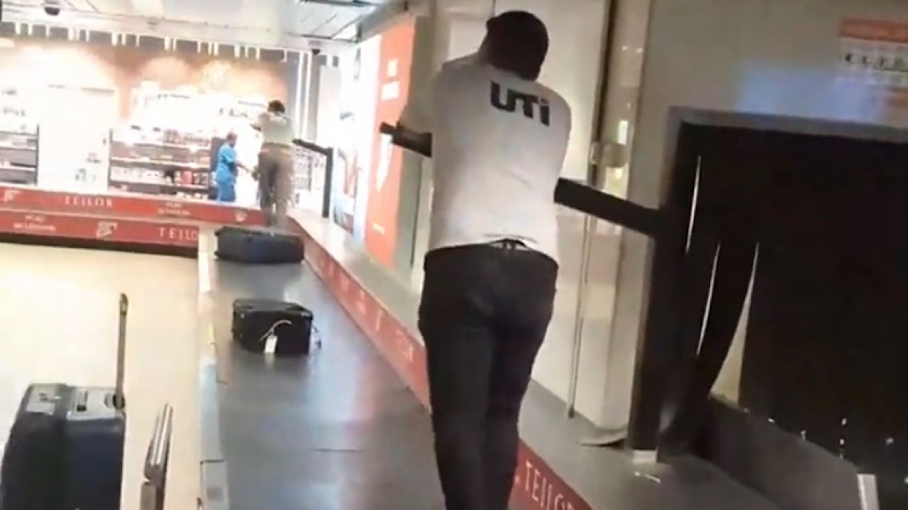 بالفيديو.. عامل في مطار هنري كواندا الدولي يحرك حزام النقل بالسير عليه لتوفير الطاقة
