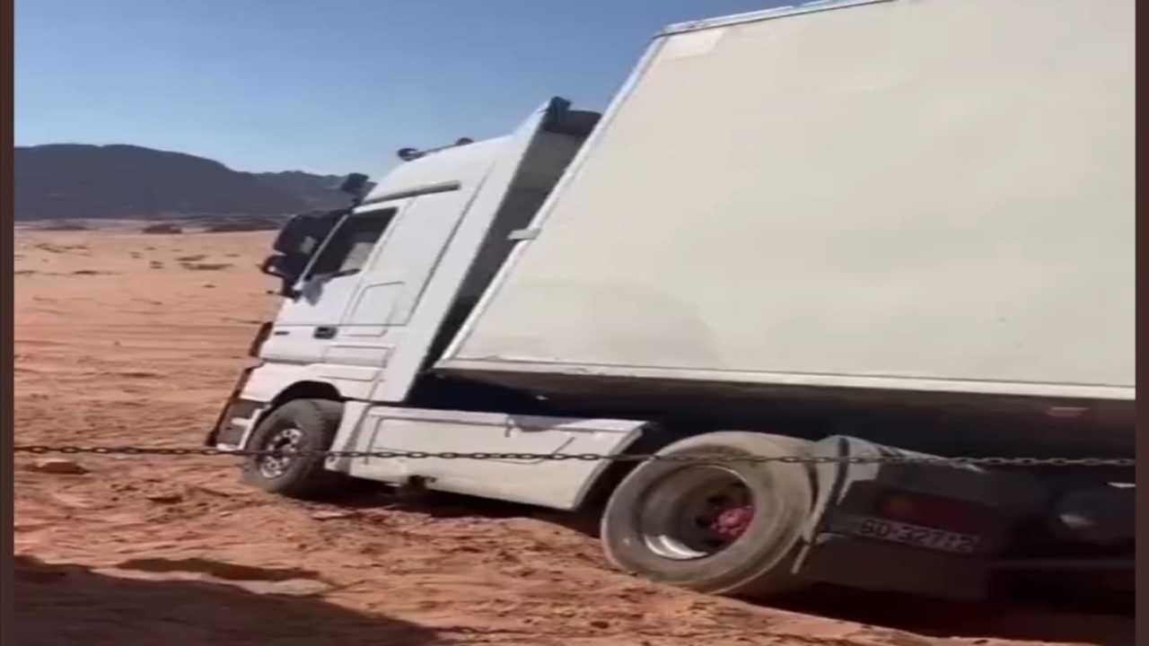 شاهد.. فزعة سعودية لإنقاذ سائق أردني علقت شاحنته في رمال الصحراء