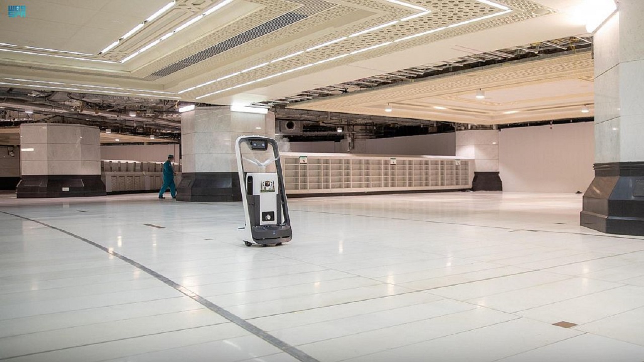 شؤون الحرمين توفر روبوت ذكي لتطهير المسجد الحرام