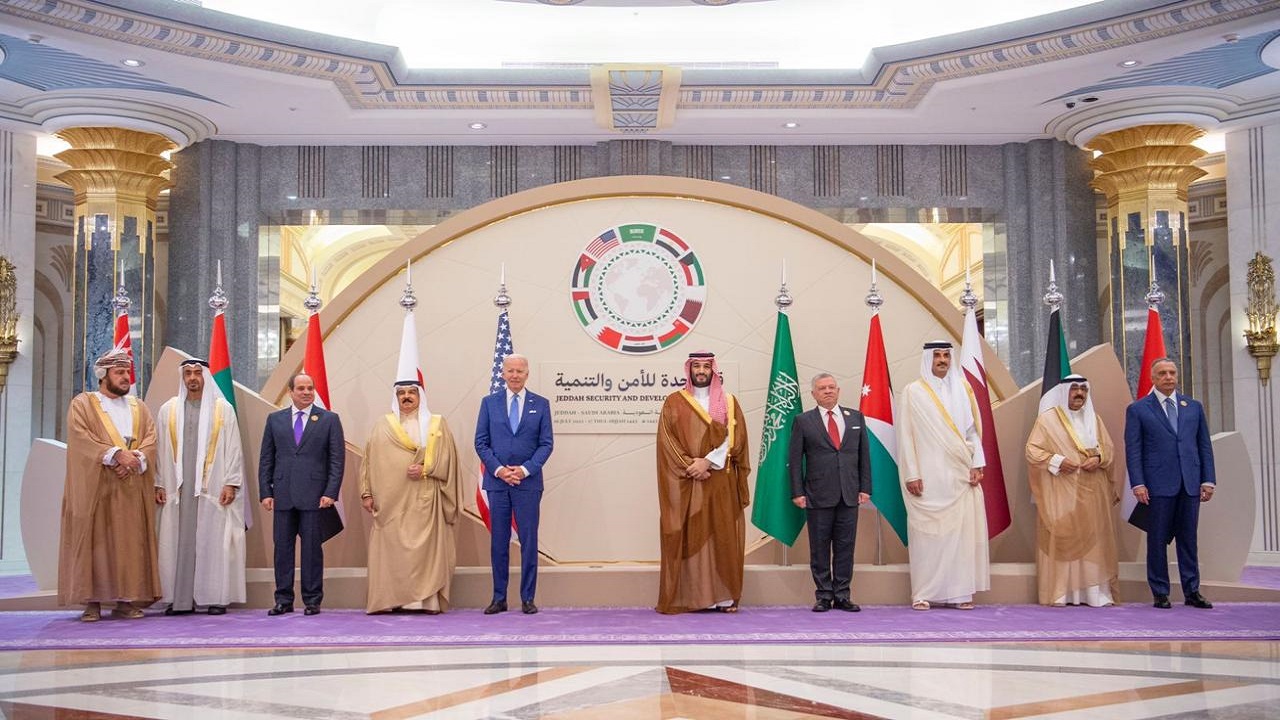 صورة تذكارية لولي العهد ورؤساء وفود الدول المشاركة في قمة جدة